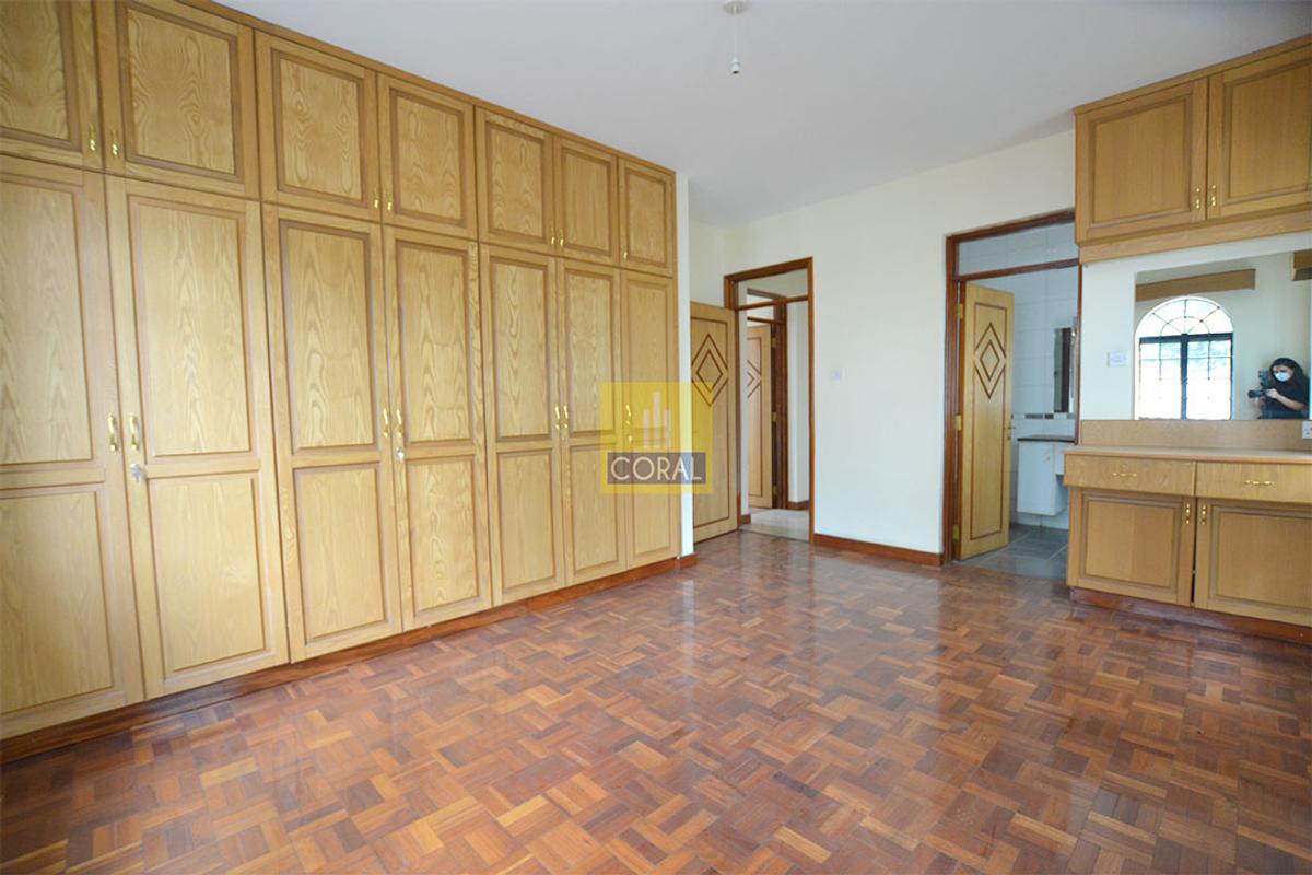 3 Bed Apartment with Parking in Brookside - 17