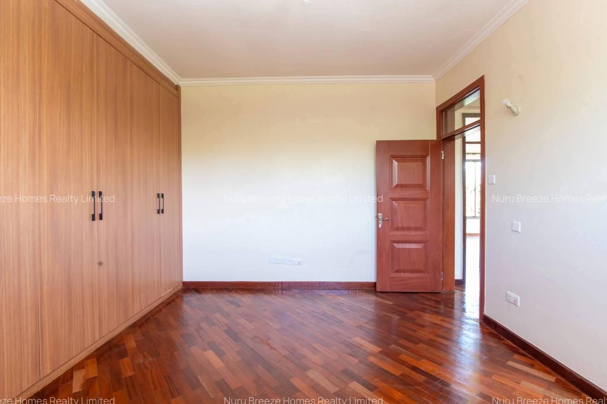 4 Bed Townhouse with En Suite in Ridgeways - 6