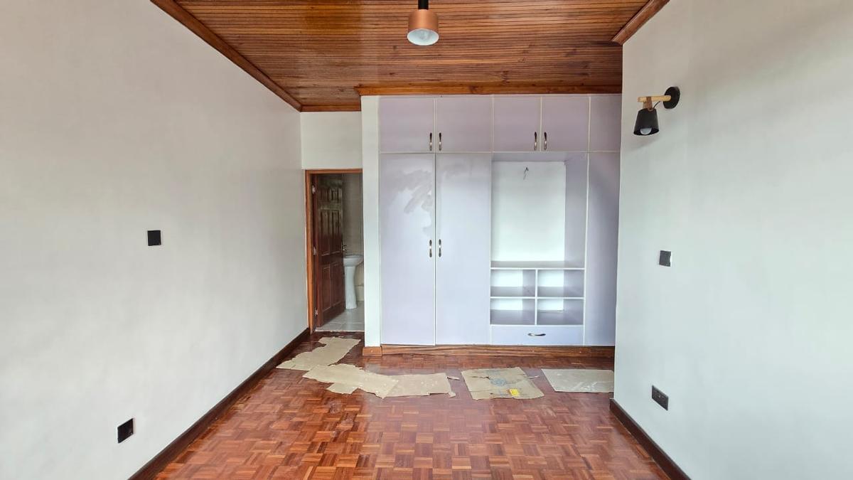 4 Bed House with En Suite in Lavington - 12