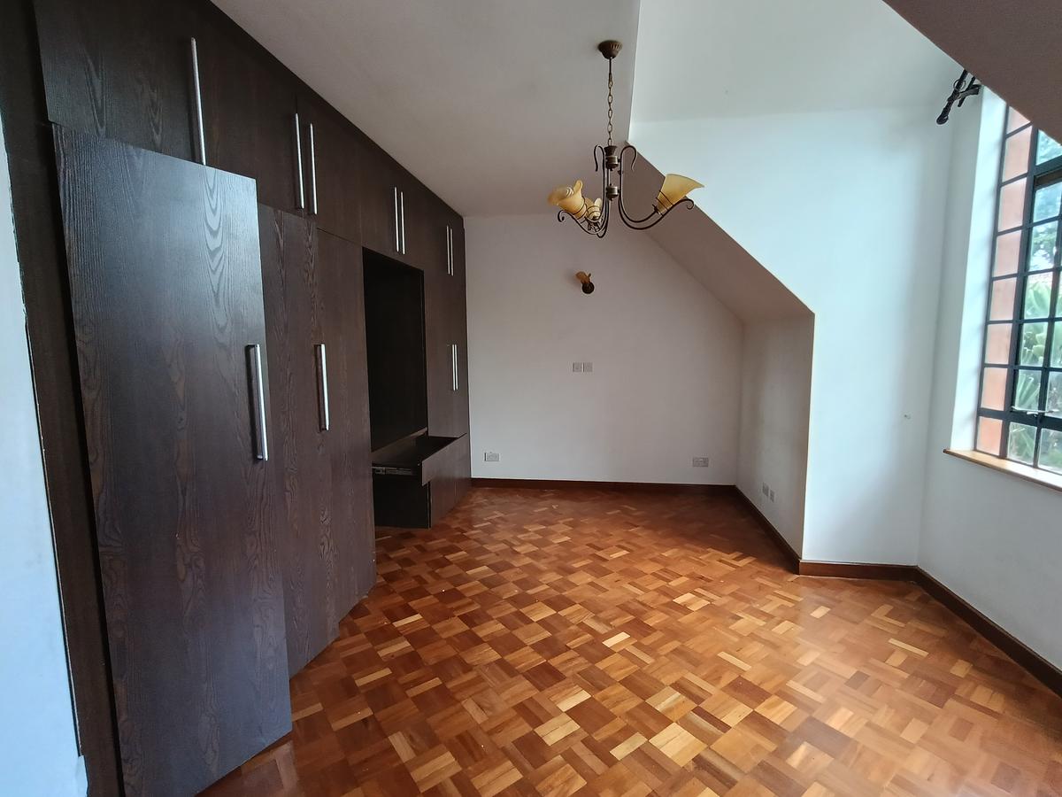 4 Bed Townhouse with En Suite at Lavington - 18