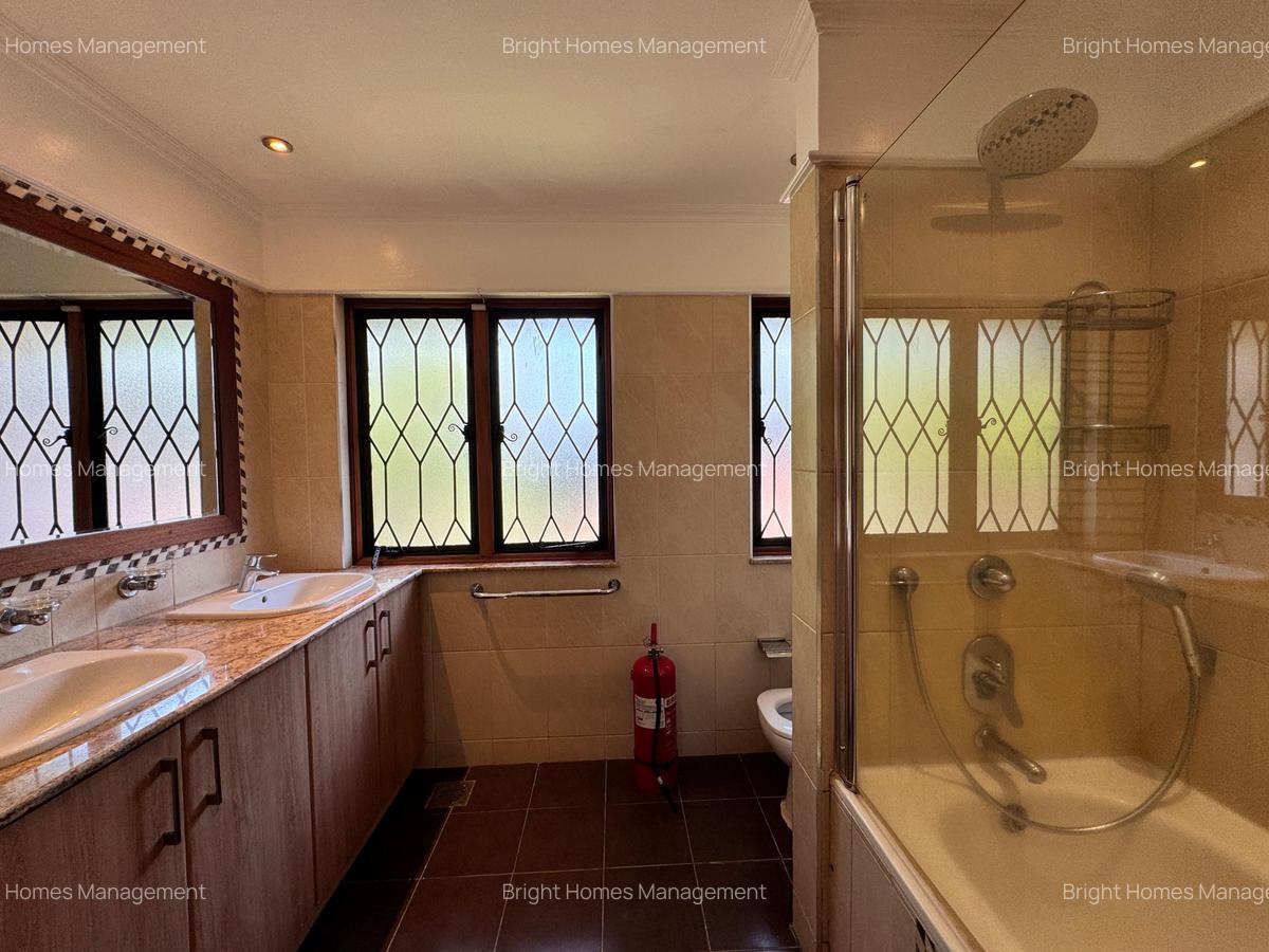 5 Bed Villa with En Suite in Gigiri - 9