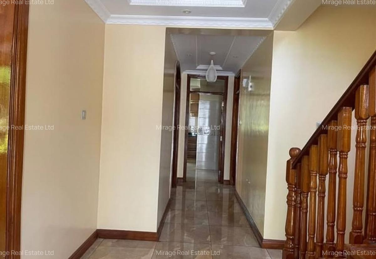 4 Bed House with En Suite in Lavington - 2
