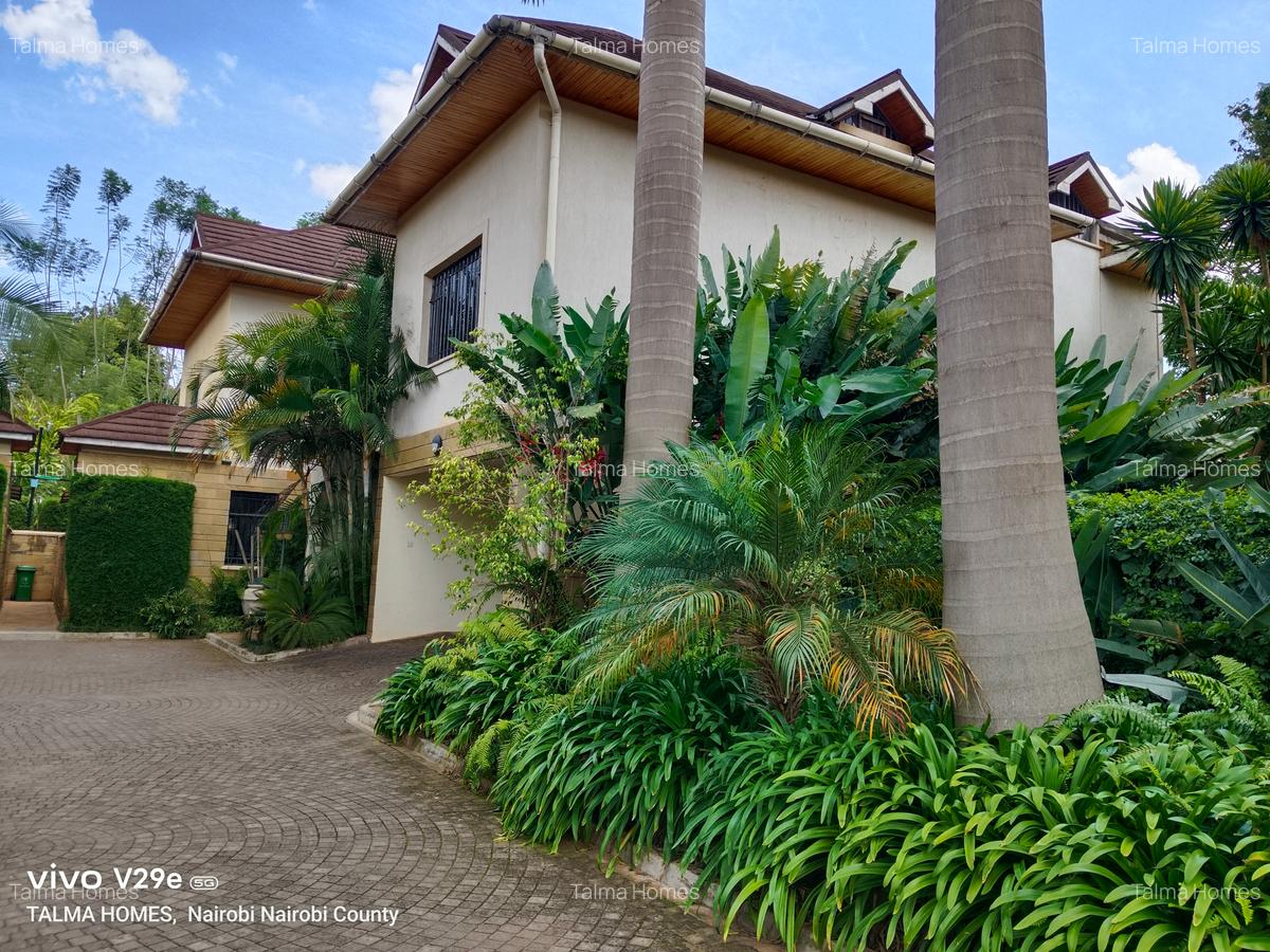 5 Bed Townhouse with En Suite at Lavington - 1