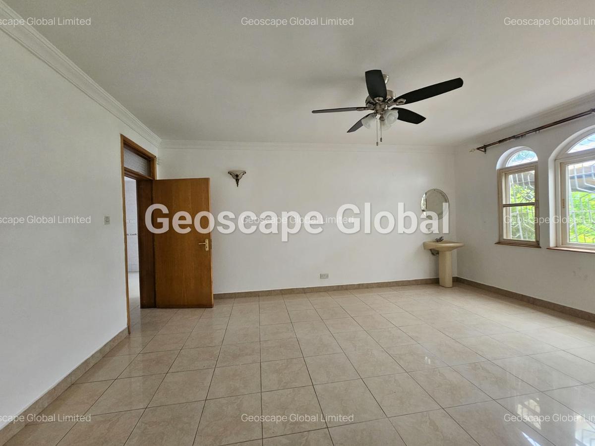 5 Bed House with En Suite in Runda - 3