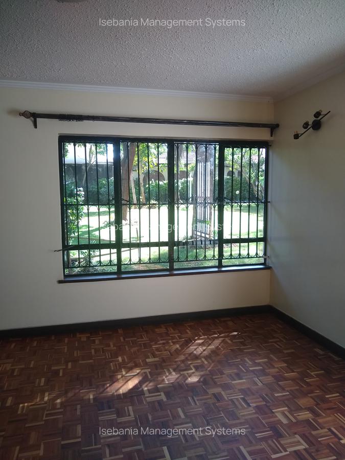 4 Bed House with En Suite at - 10