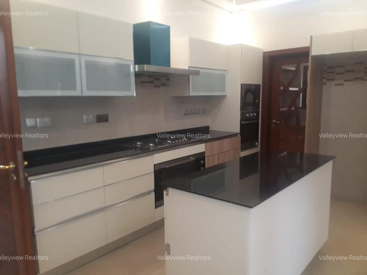 5 Bed Townhouse with En Suite at Lavington - 7