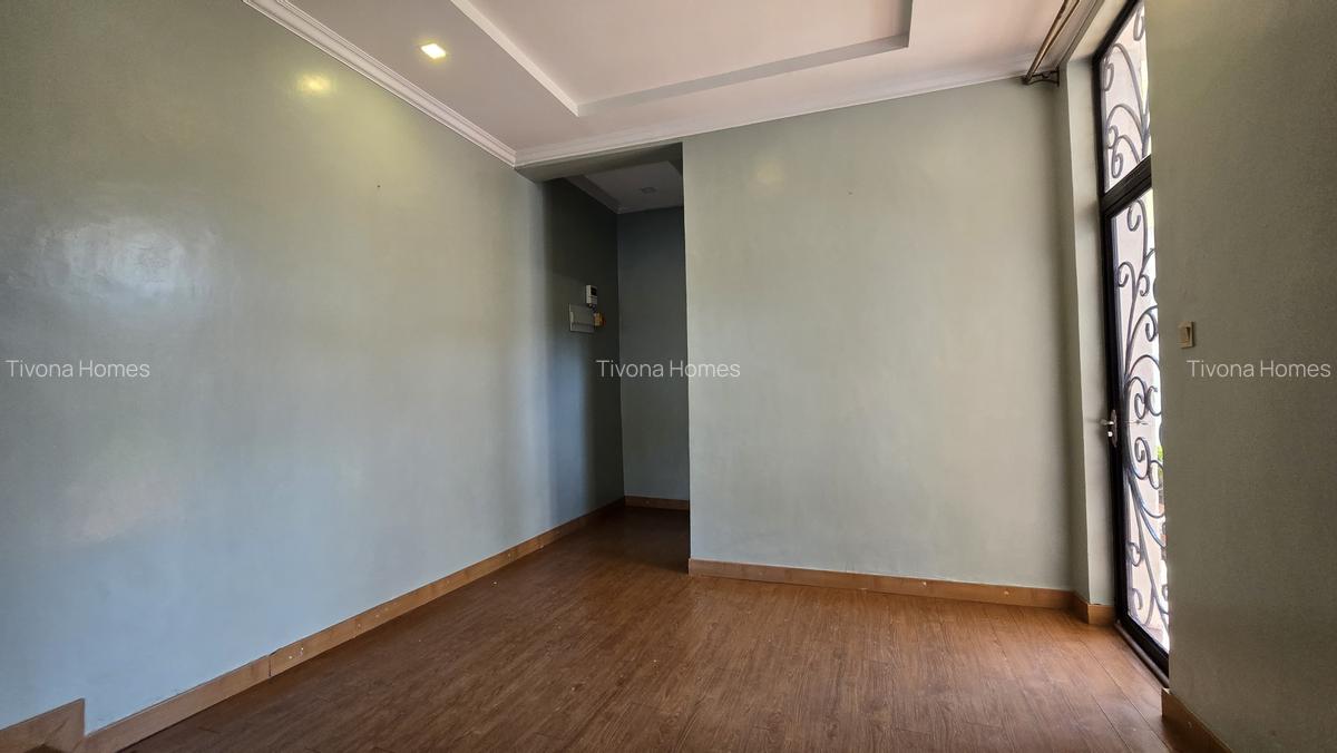 5 Bed House with En Suite in Ridgeways - 6