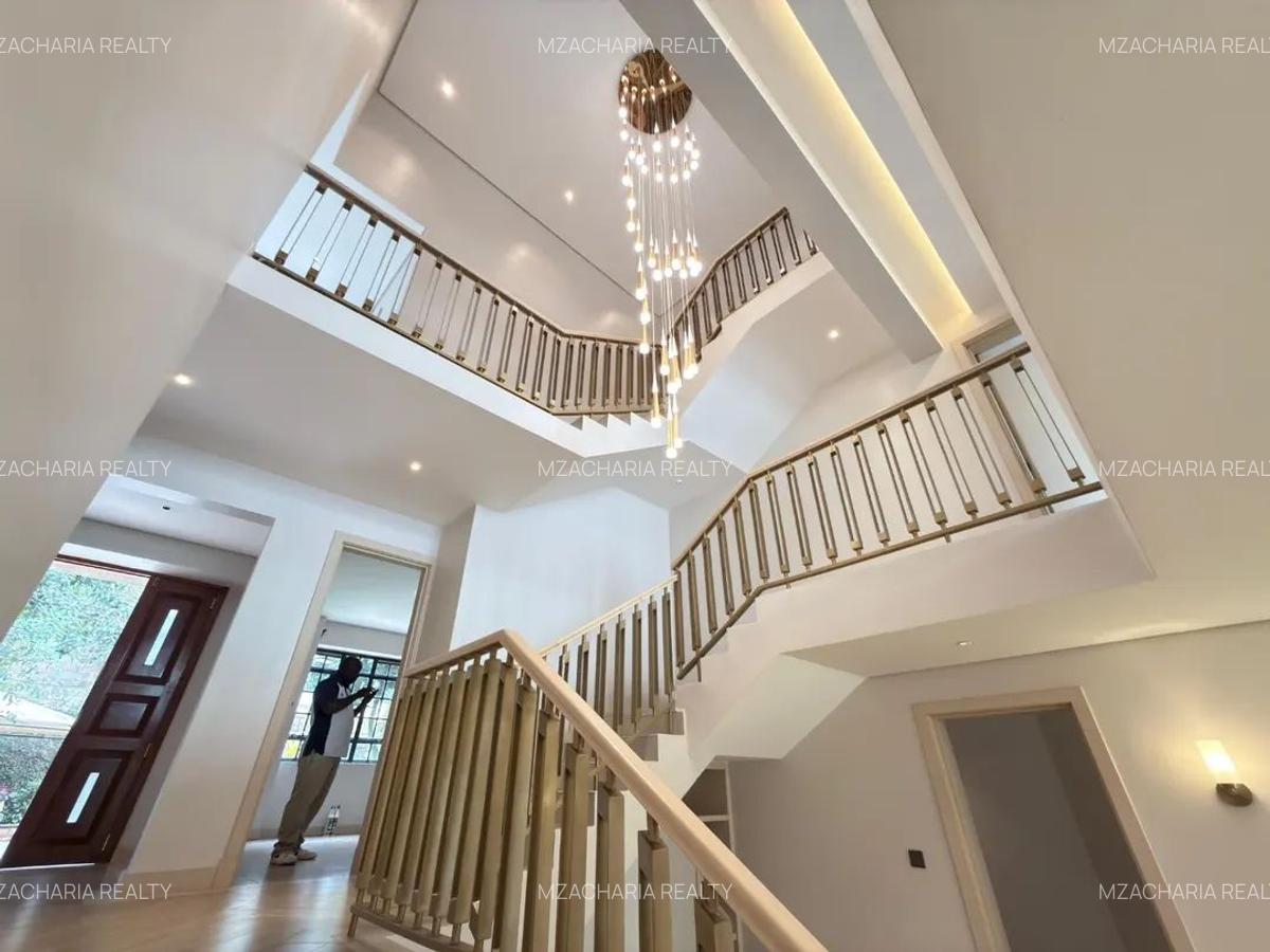 6 Bed House with En Suite in Lavington - 16