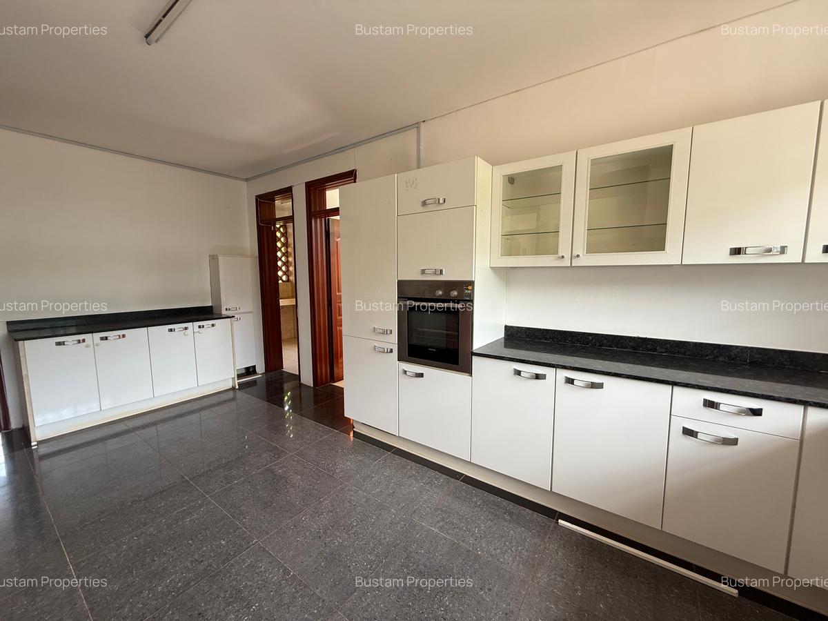 4 Bed Villa with En Suite in Rosslyn - 8