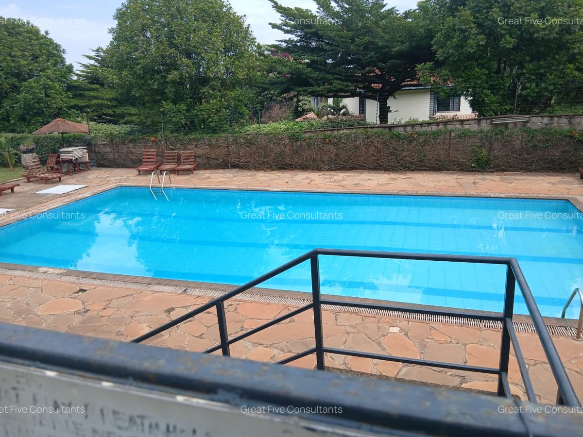 4 Bed Villa with En Suite in Redhill - 18