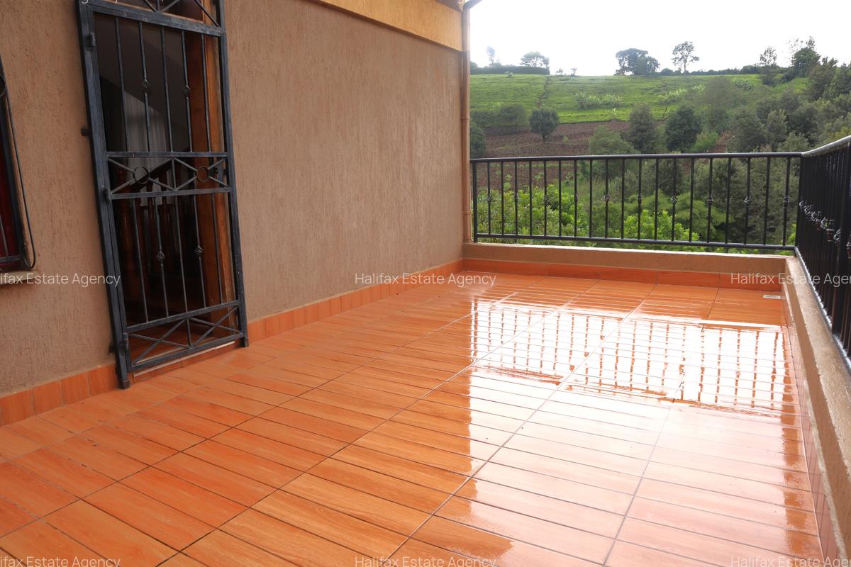 5 Bed Villa with En Suite in Redhill - 3