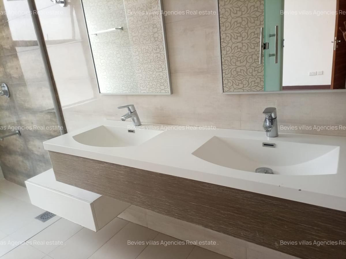 3 Bed Apartment with En Suite at Parklands - 5