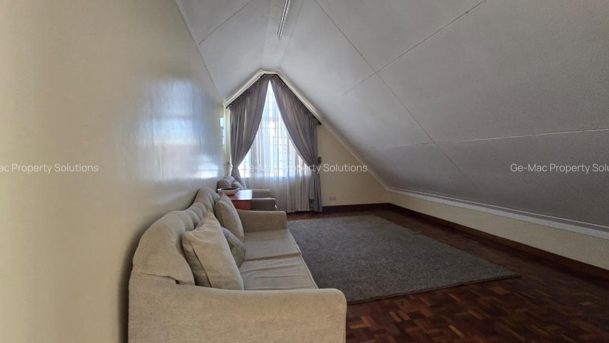 5 Bed House with En Suite in Lavington - 12