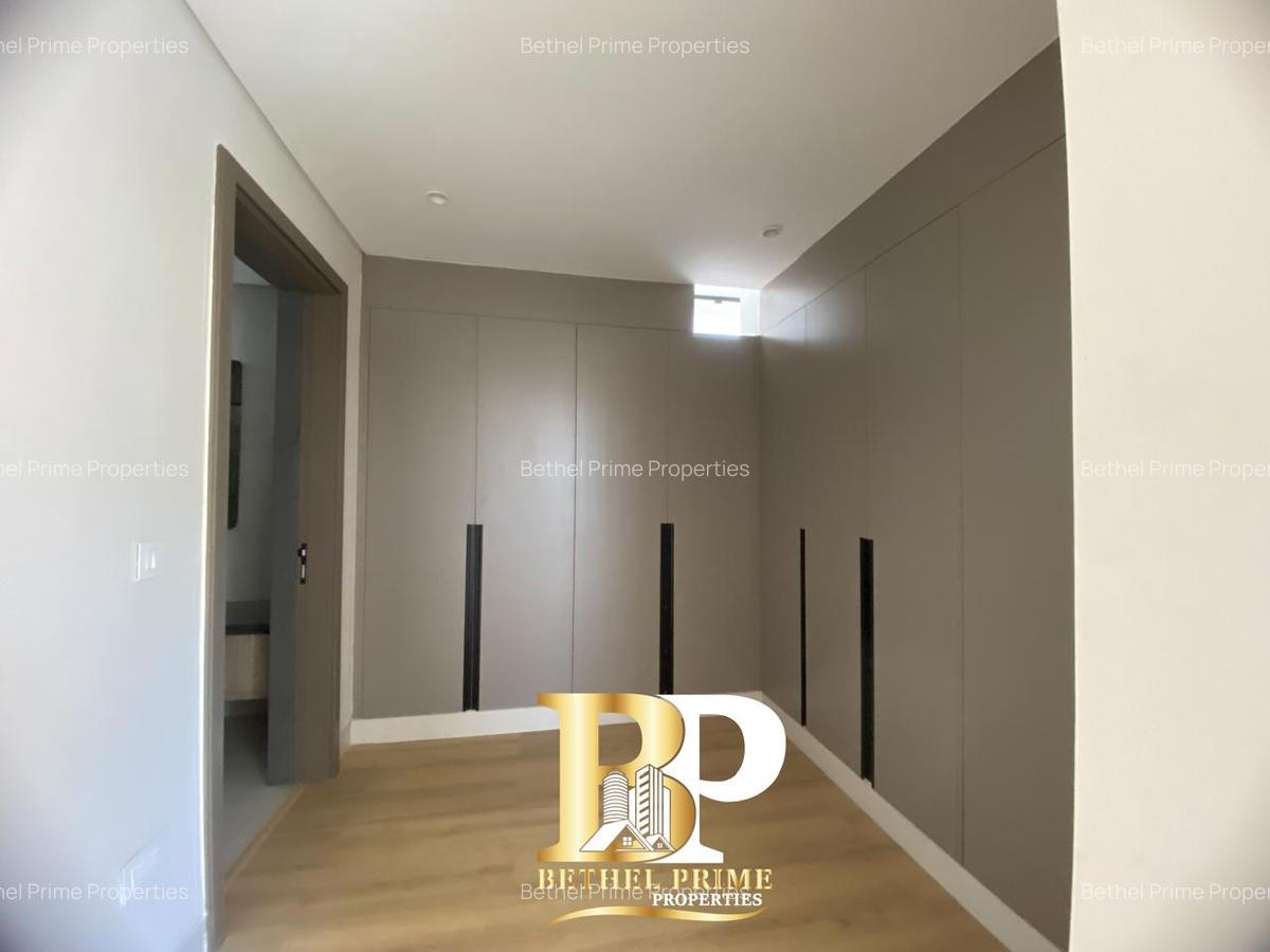 5 Bed Townhouse with En Suite in Brookside - 11