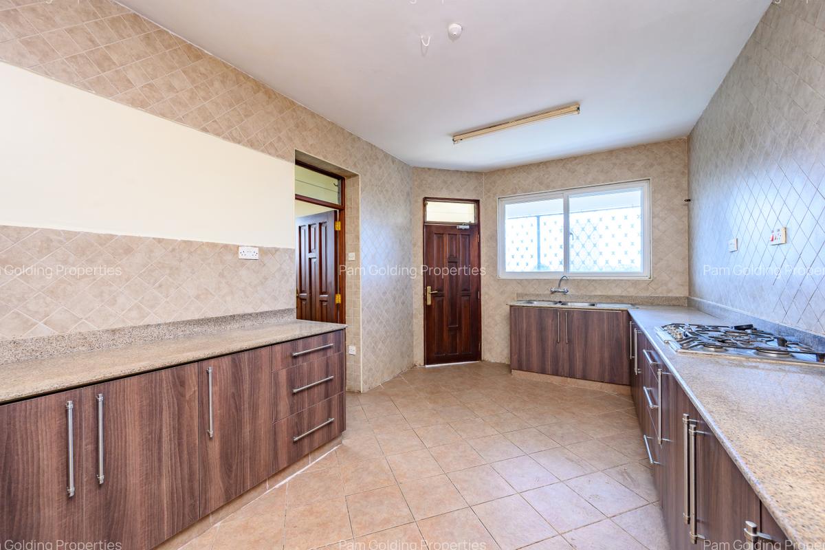 3 Bed Apartment with En Suite at Oceanic Road - 2