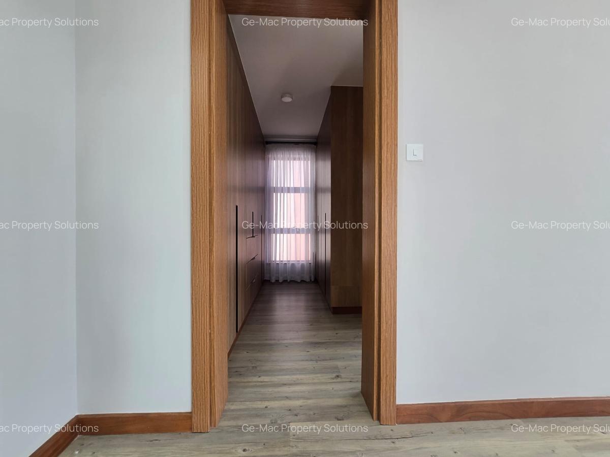 4 Bed House with En Suite in Membley - 16