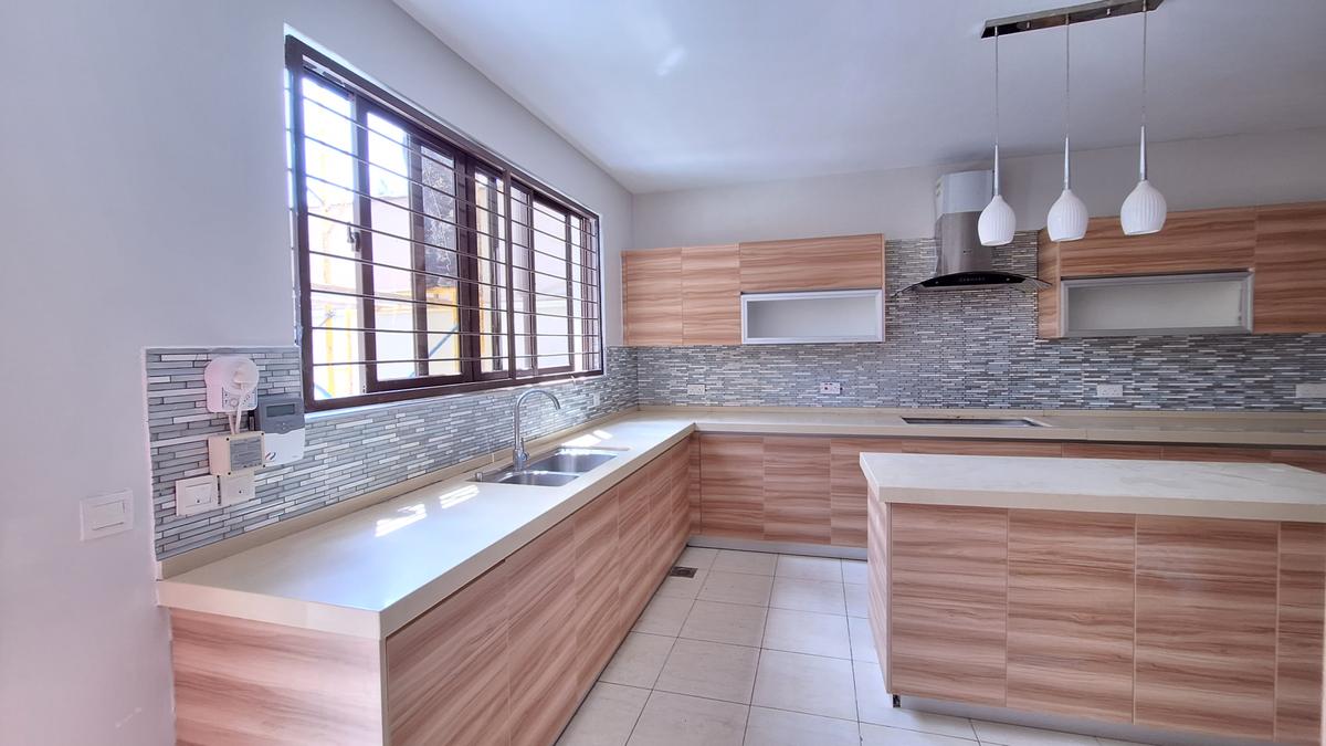 5 Bed Townhouse with En Suite at Convent Drive - 7