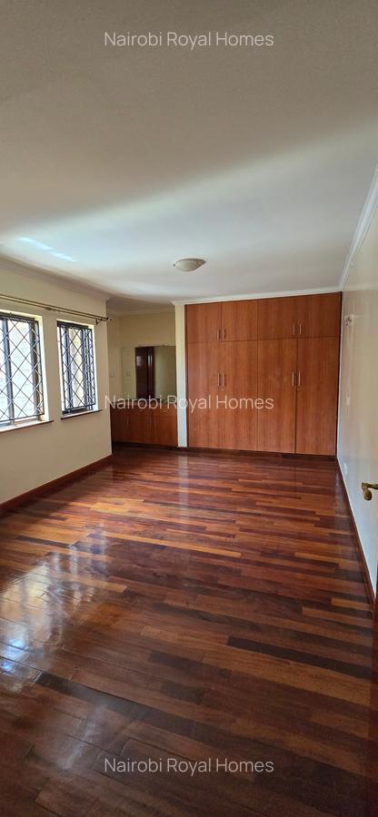 5 Bed Townhouse with En Suite at Lavington Off Convent - 12