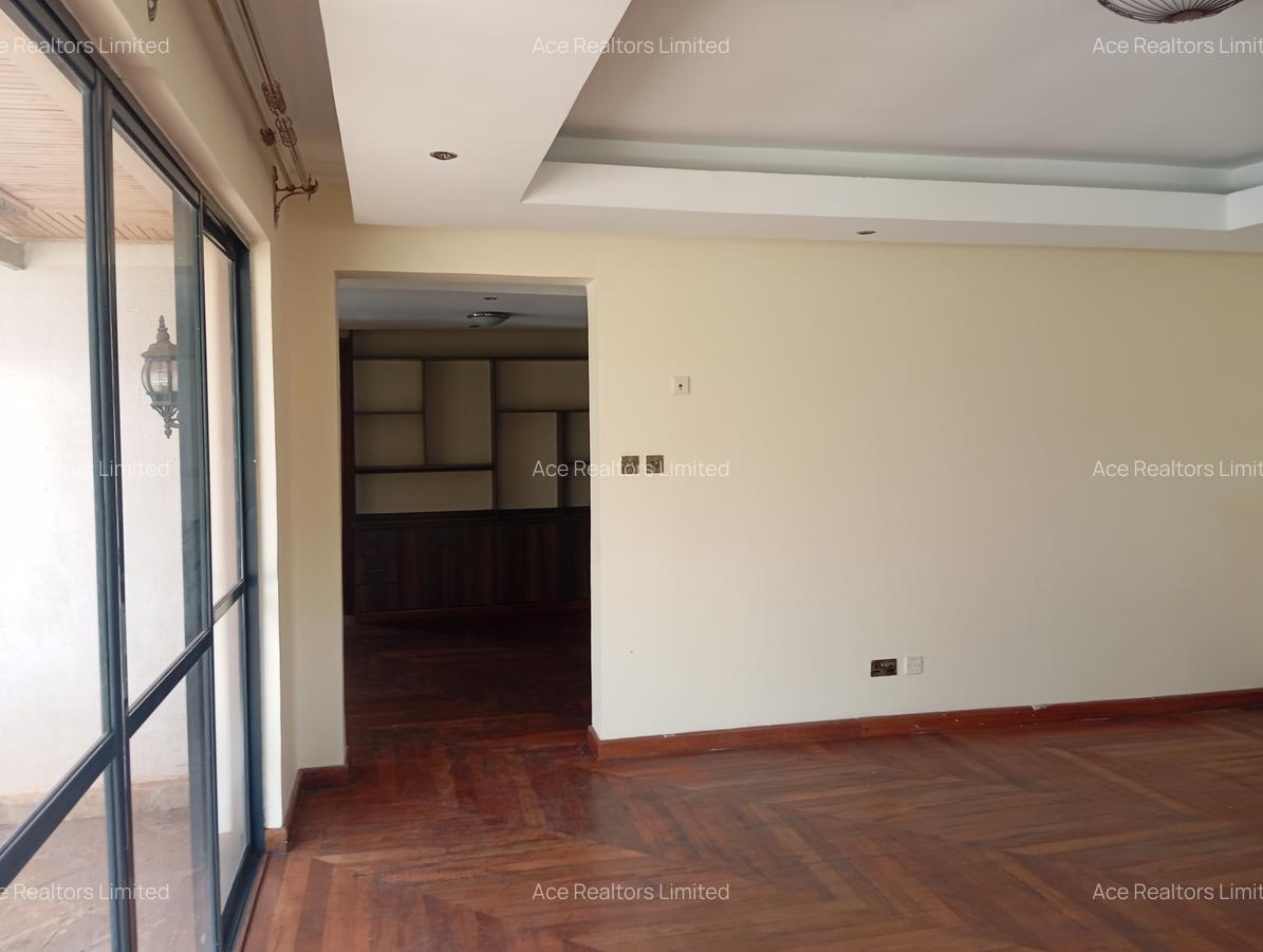5 Bed Townhouse with En Suite at Lavington - 3