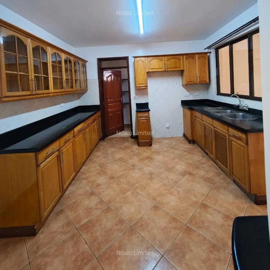 3 Bed Apartment with En Suite at Lavington - 5