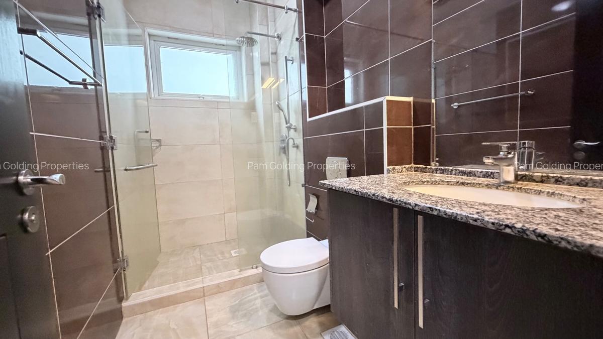 3 Bed Apartment with En Suite at Riverside Gardens - 7
