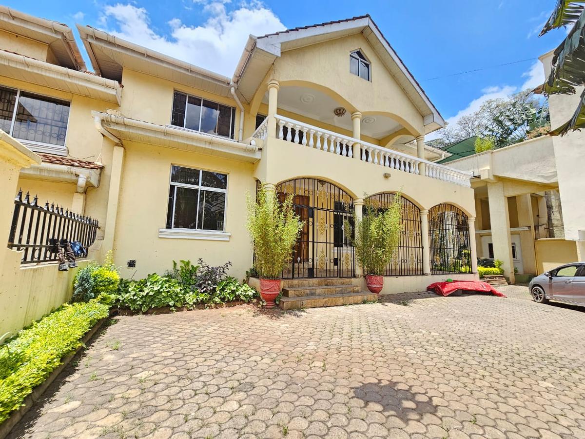 5 Bed House with En Suite in Lavington - 3