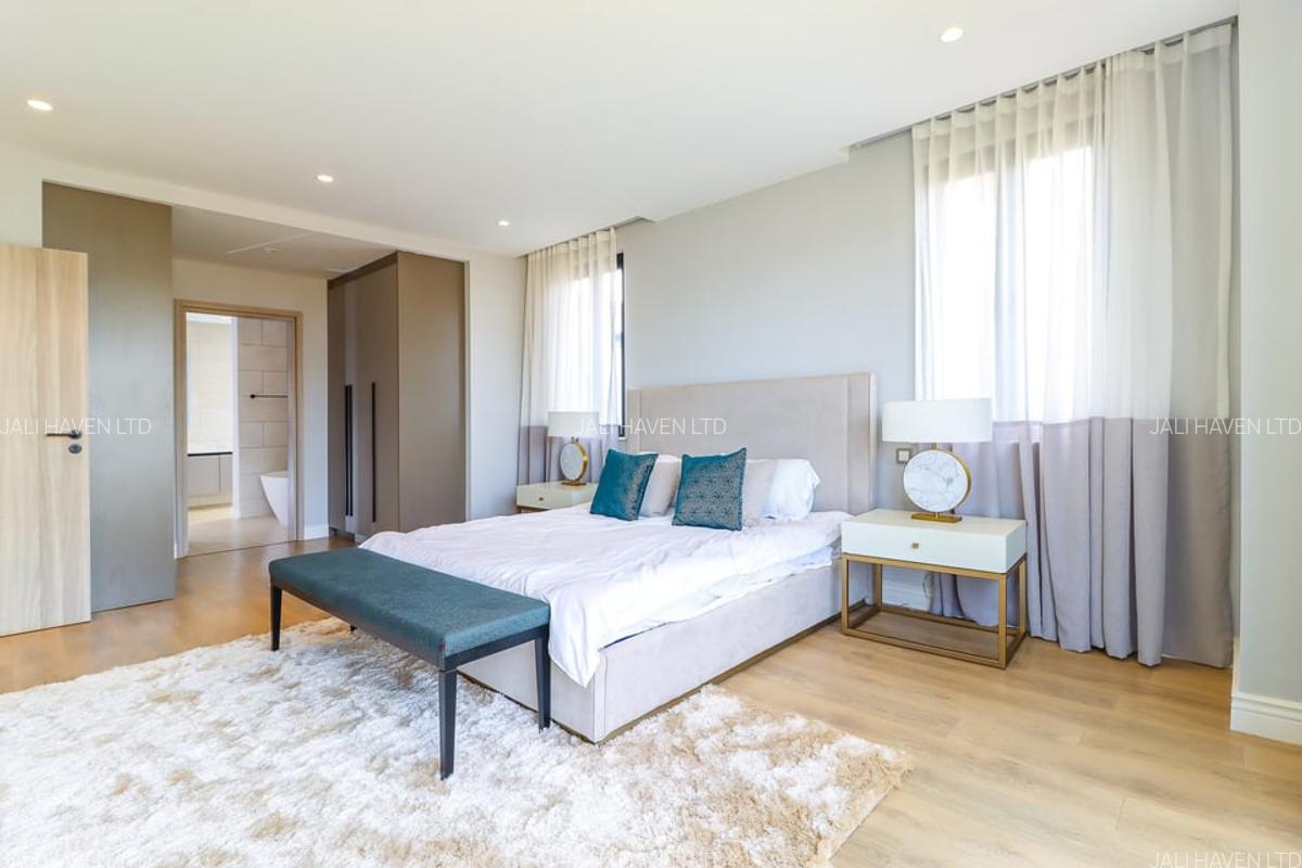 5 Bed Villa with En Suite in Runda - 12