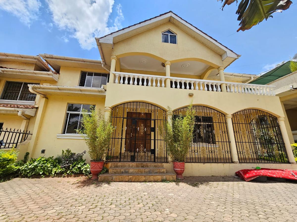 5 Bed House with En Suite in Lavington - 1