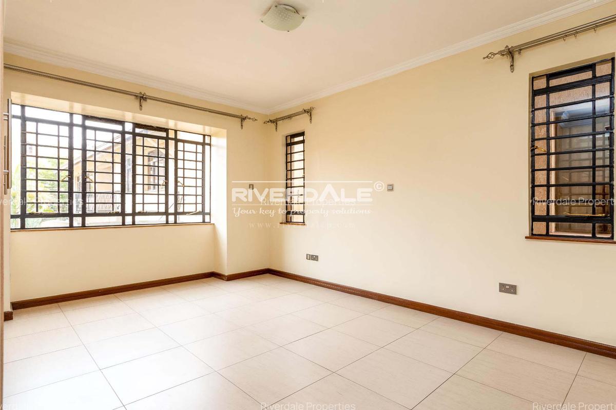 4 Bed Apartment with En Suite in Parklands - 13
