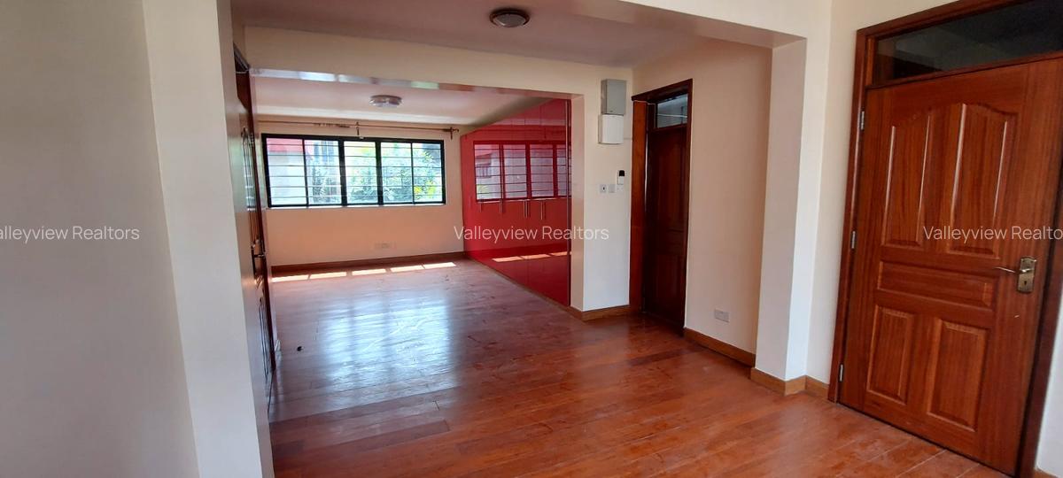 5 Bed Townhouse with En Suite at Lavington - 6