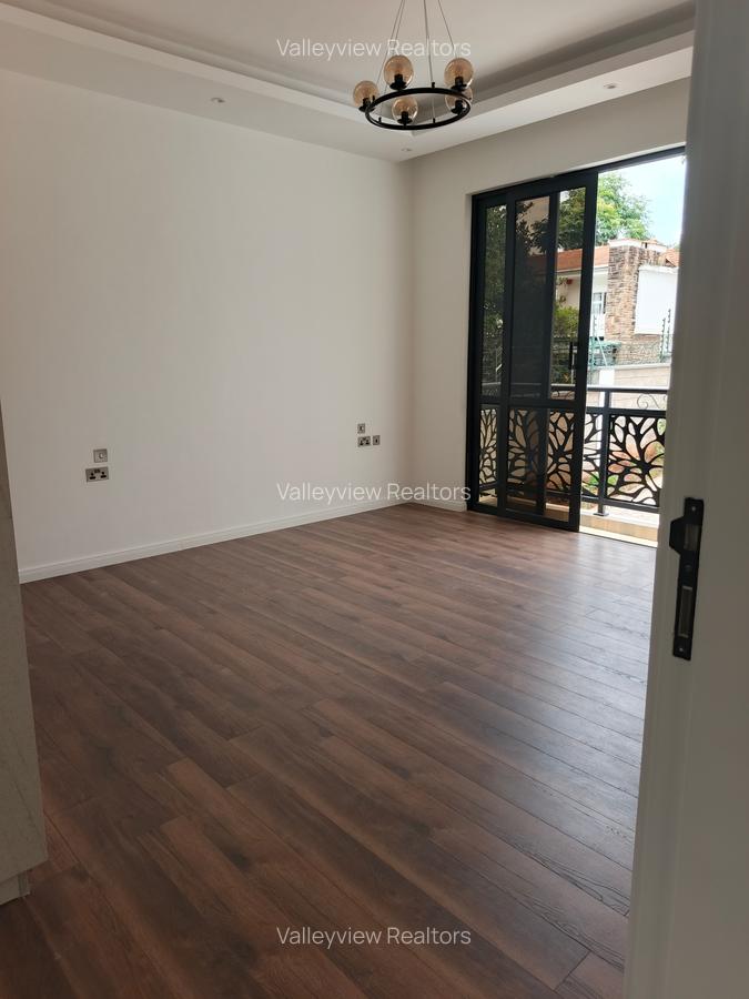 5 Bed Townhouse with En Suite at Lavington - 13