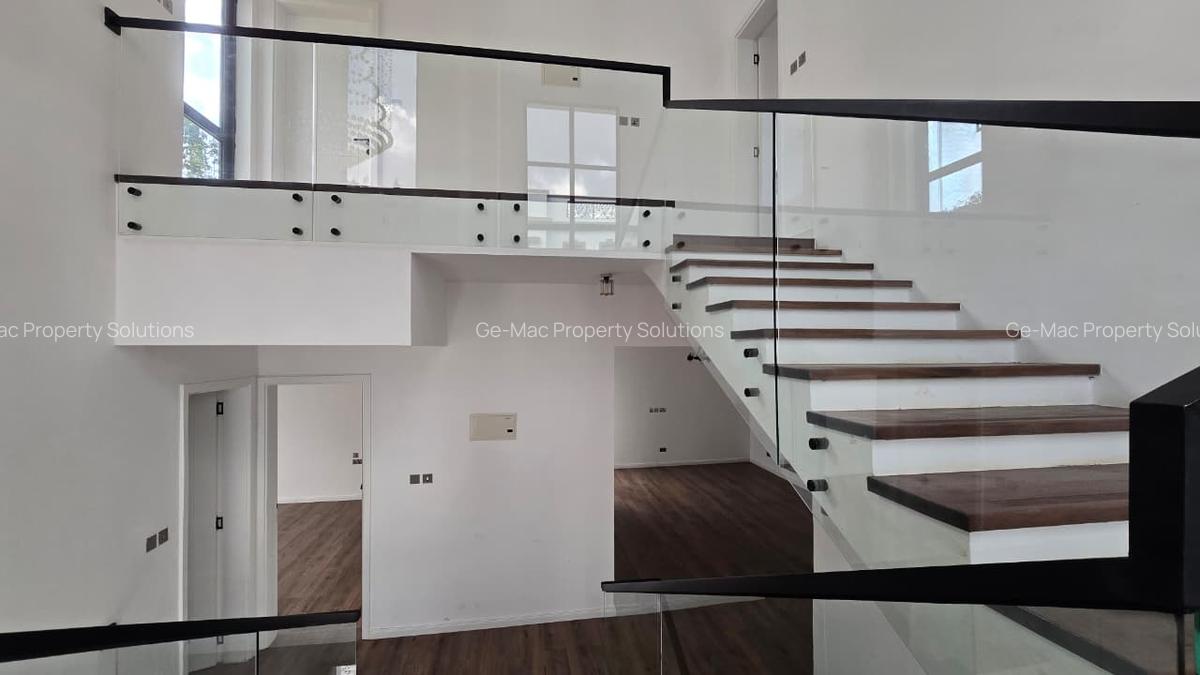 5 Bed House with En Suite in Lavington - 9