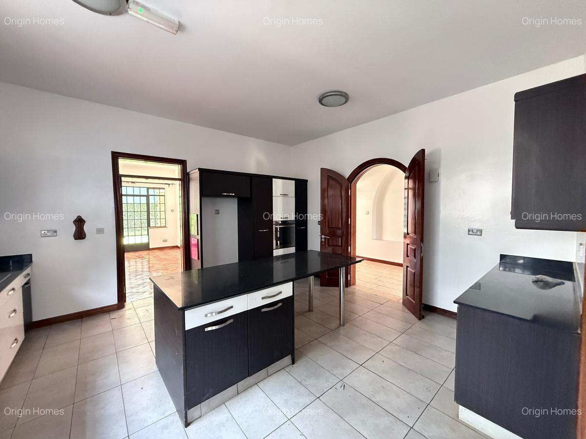 5 Bed Townhouse with En Suite at Lavington - 7