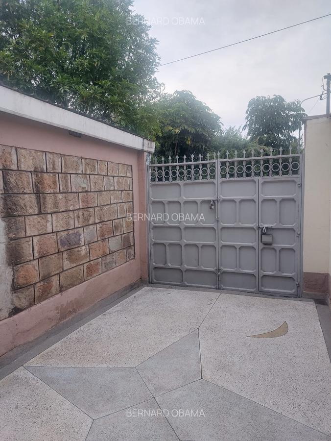 3 Bed House with En Suite in Donholm - 2