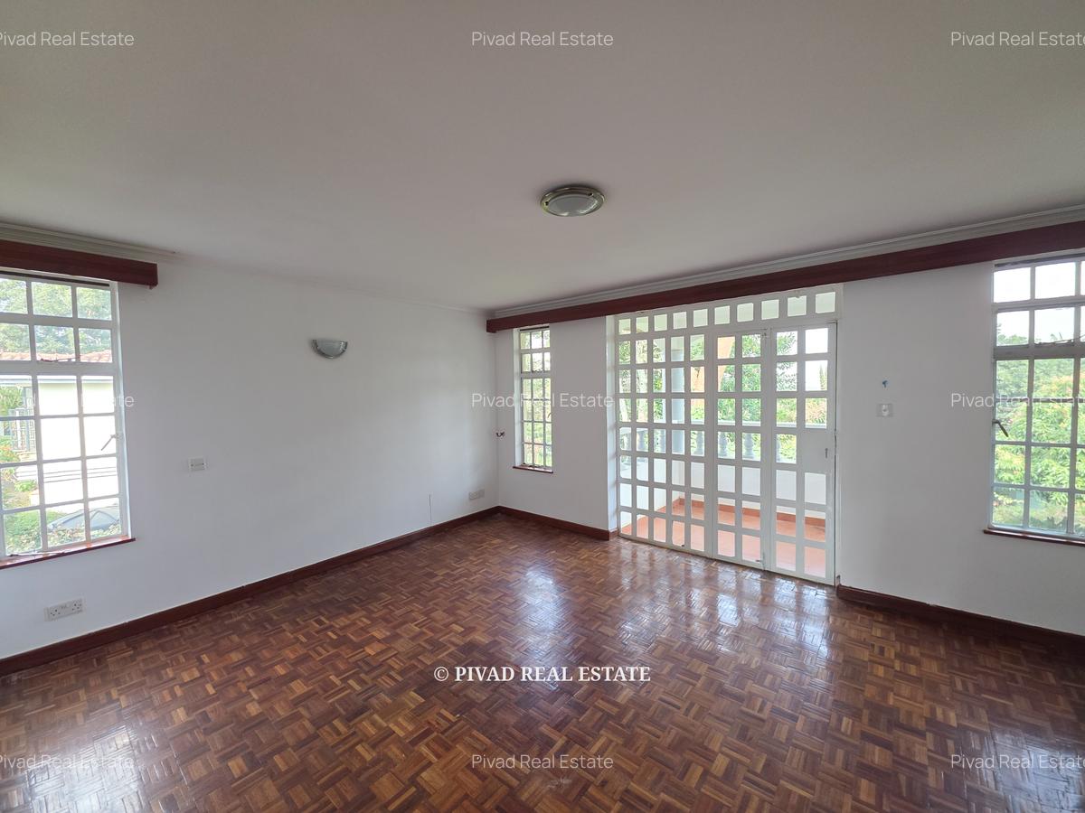 4 Bed House with Swimming Pool in Rosslyn - 9