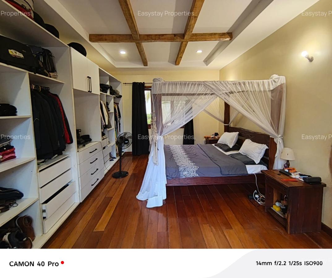 4 Bed House with En Suite in Ridgeways - 9