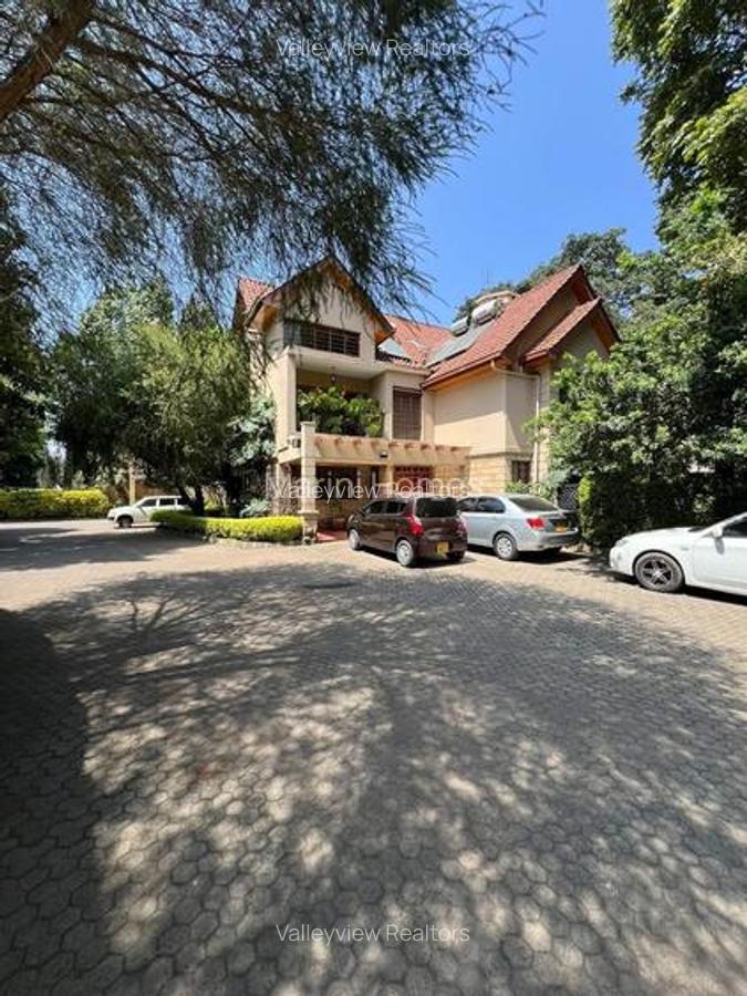 3 Bed Villa with En Suite at Lavington - 1