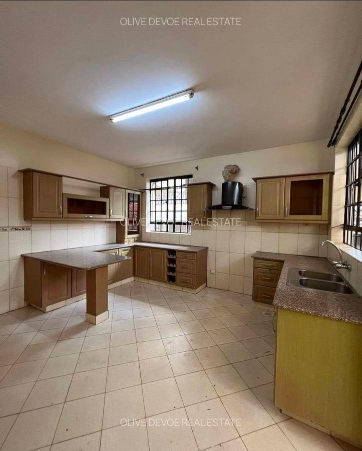 5 Bed Townhouse with En Suite in Lavington - 4