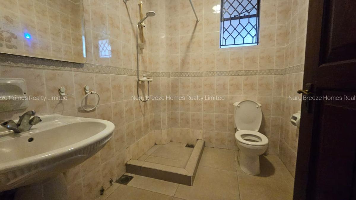 5 Bed House with En Suite in Runda - 14