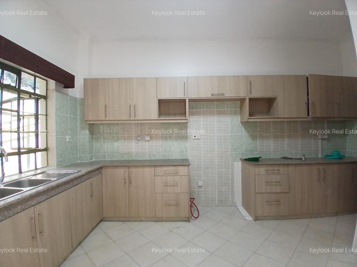 5 Bed Townhouse with En Suite at Lavington - 3