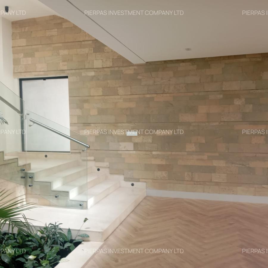 5 Bed Townhouse with En Suite in Brookside - 14