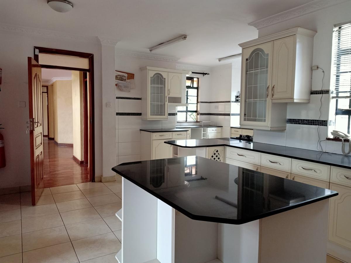 4 Bed House with En Suite in Runda - 11