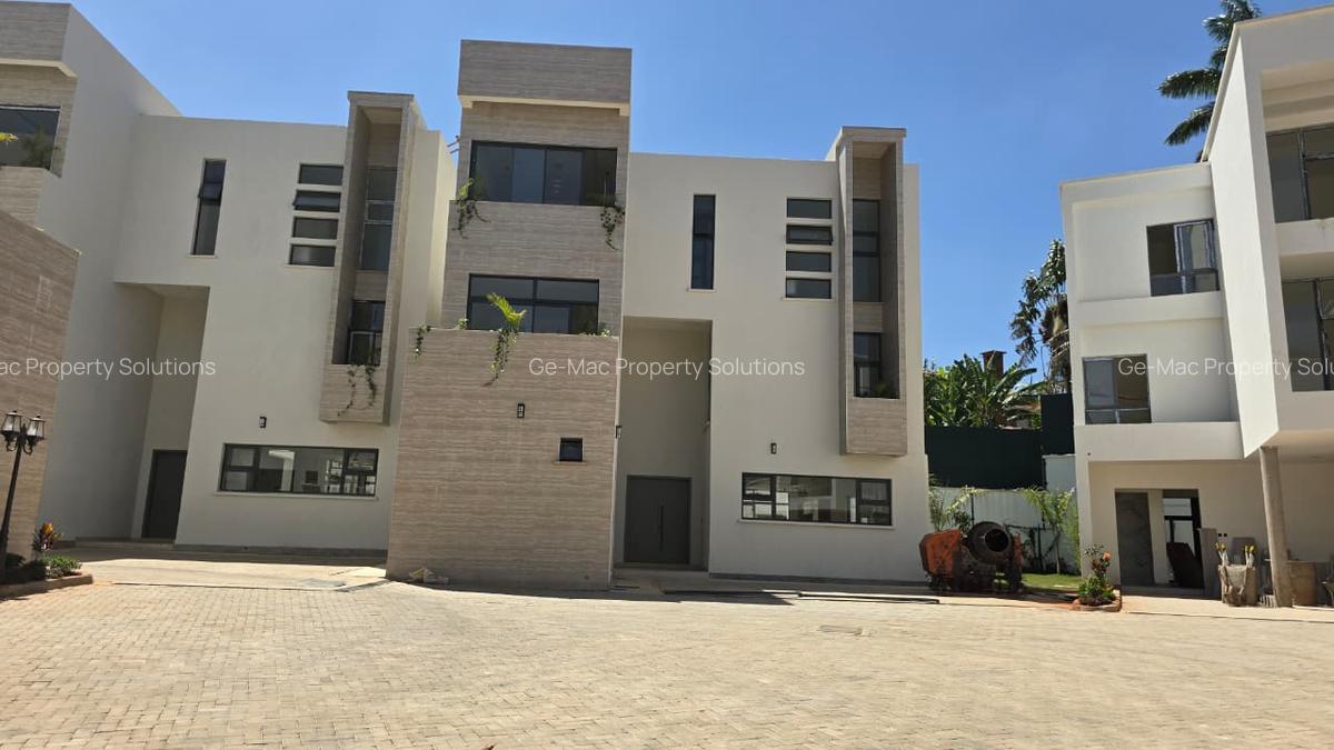 5 Bed House with En Suite in Lavington - 2