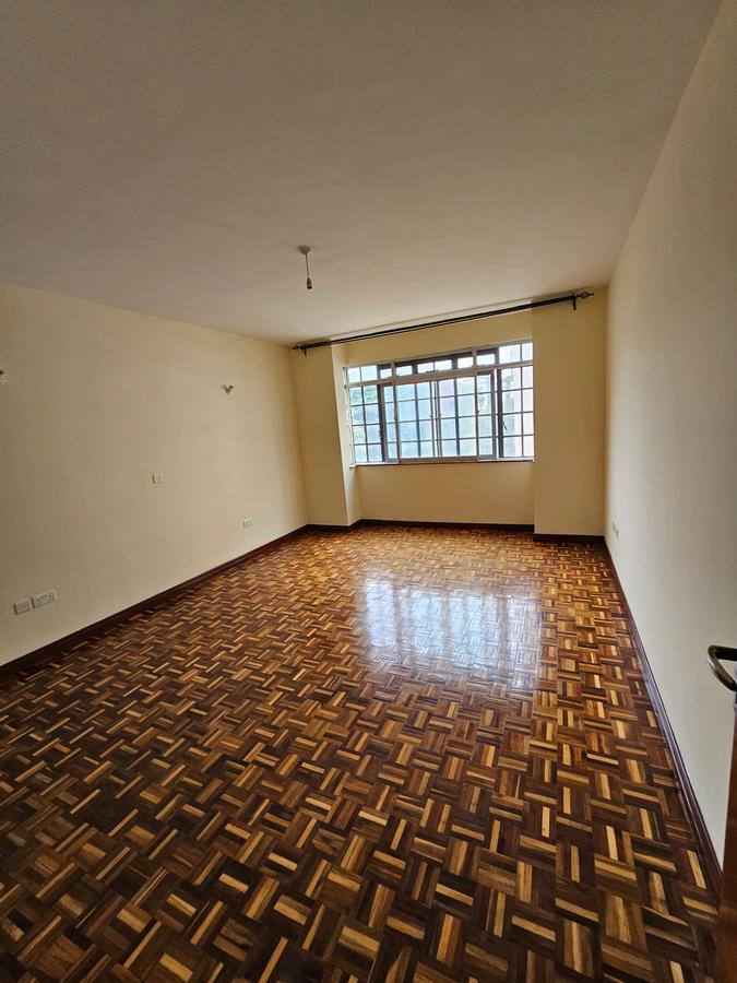 3 Bed Apartment with En Suite at Lavington - 6