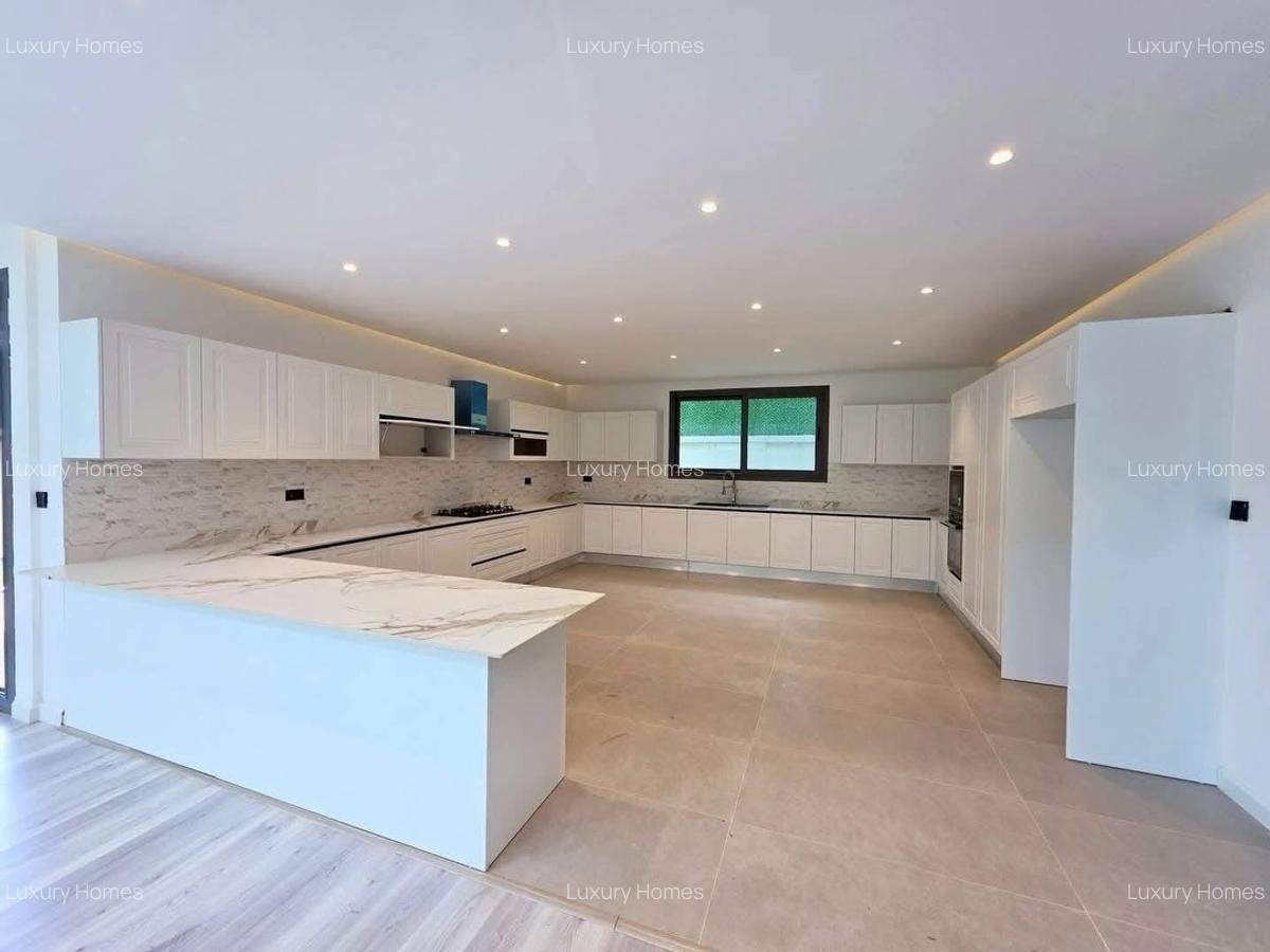 5 Bed Villa with En Suite in Lavington - 4