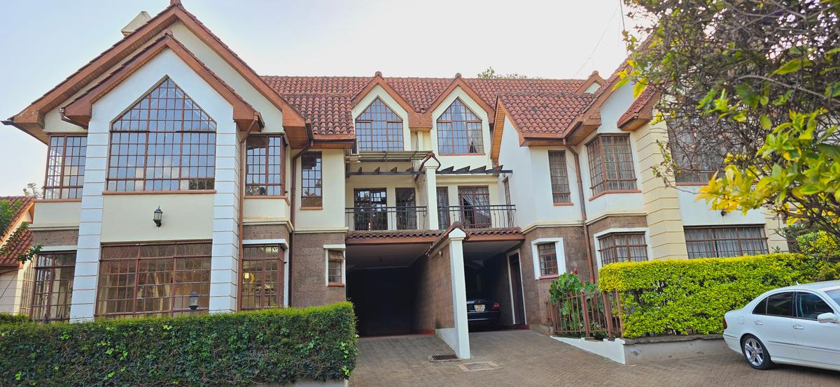 5 Bed Townhouse with En Suite at Off Convent Drive - 5