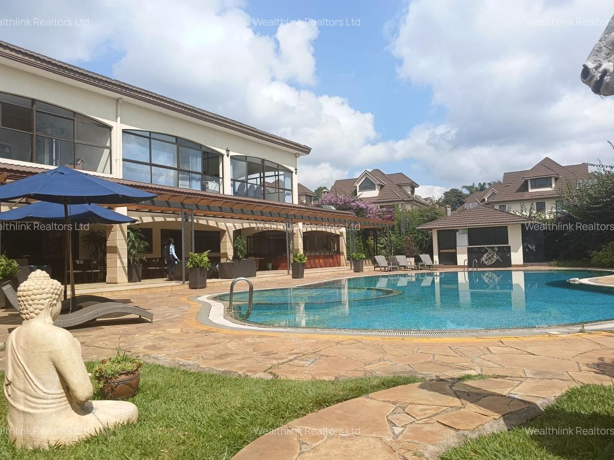 5 Bed Townhouse with En Suite at Horse Shoe Village - 1