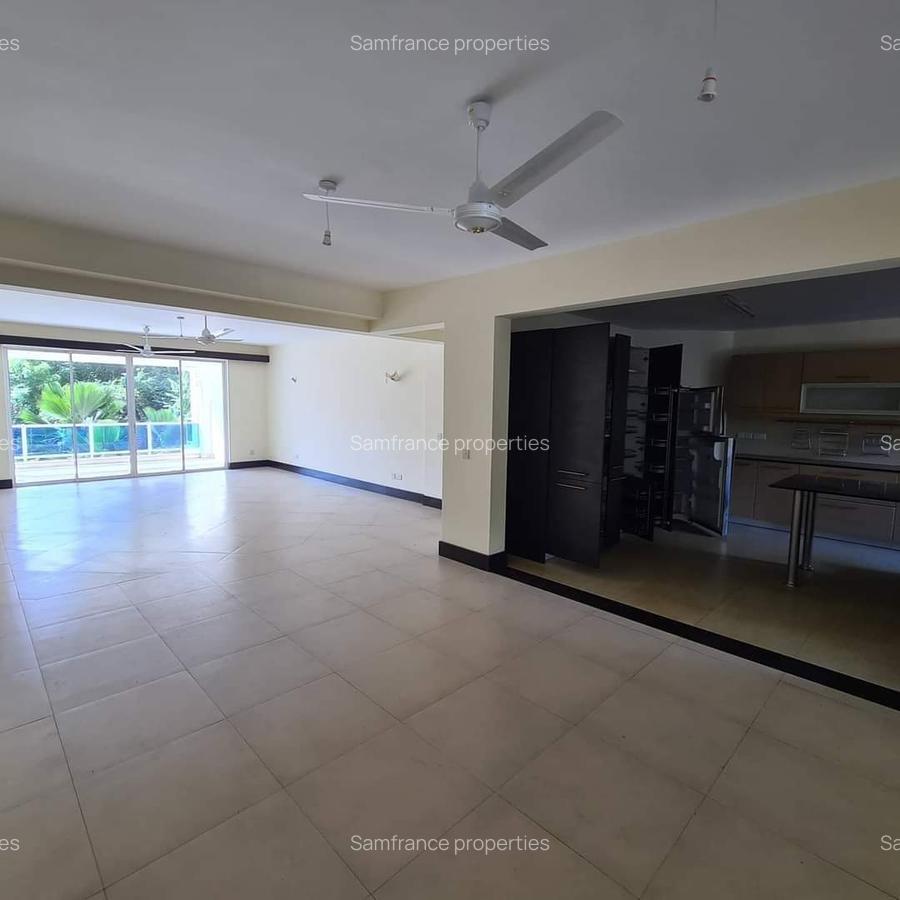 Serviced 4 Bed Apartment with En Suite at Links Road - 5