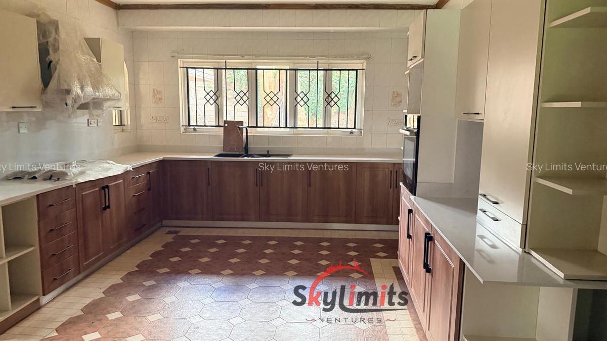 4 Bed House with En Suite in Hill View - 3