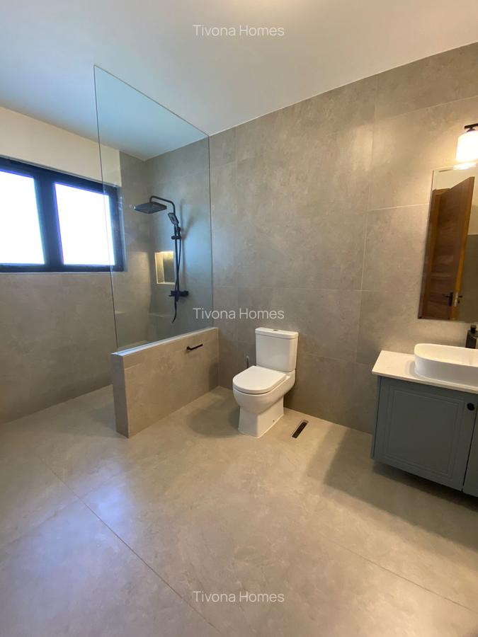 5 Bed House with En Suite in Runda - 18